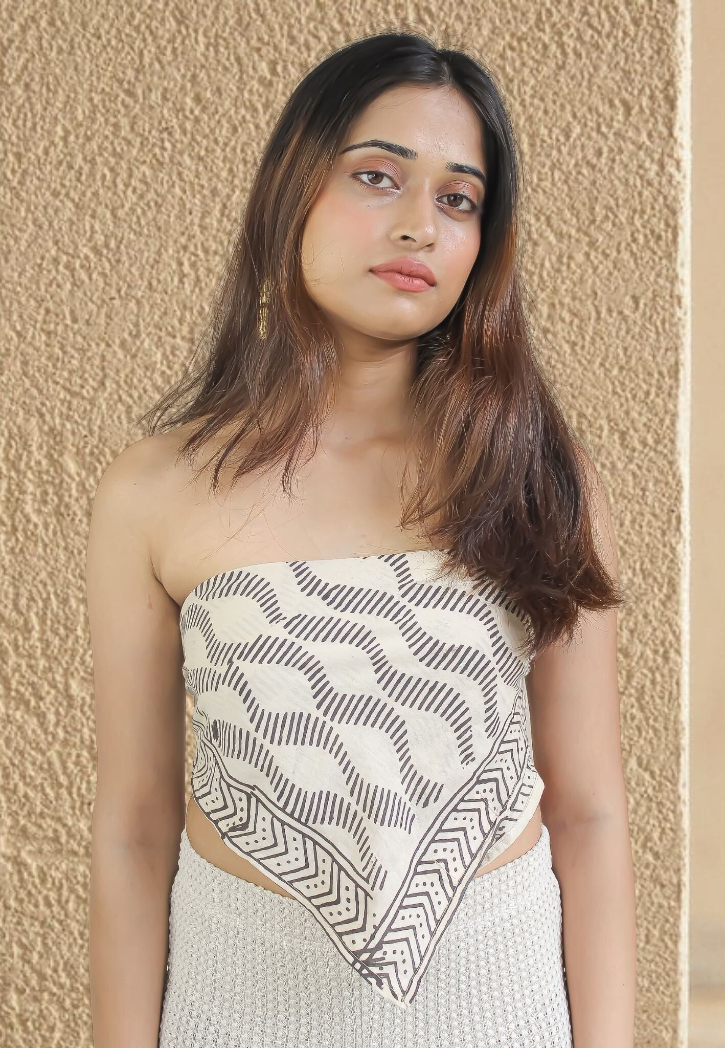 Top con sciarpa a onde nere