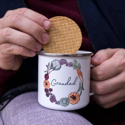 Taza de esmalte con corona de verduras