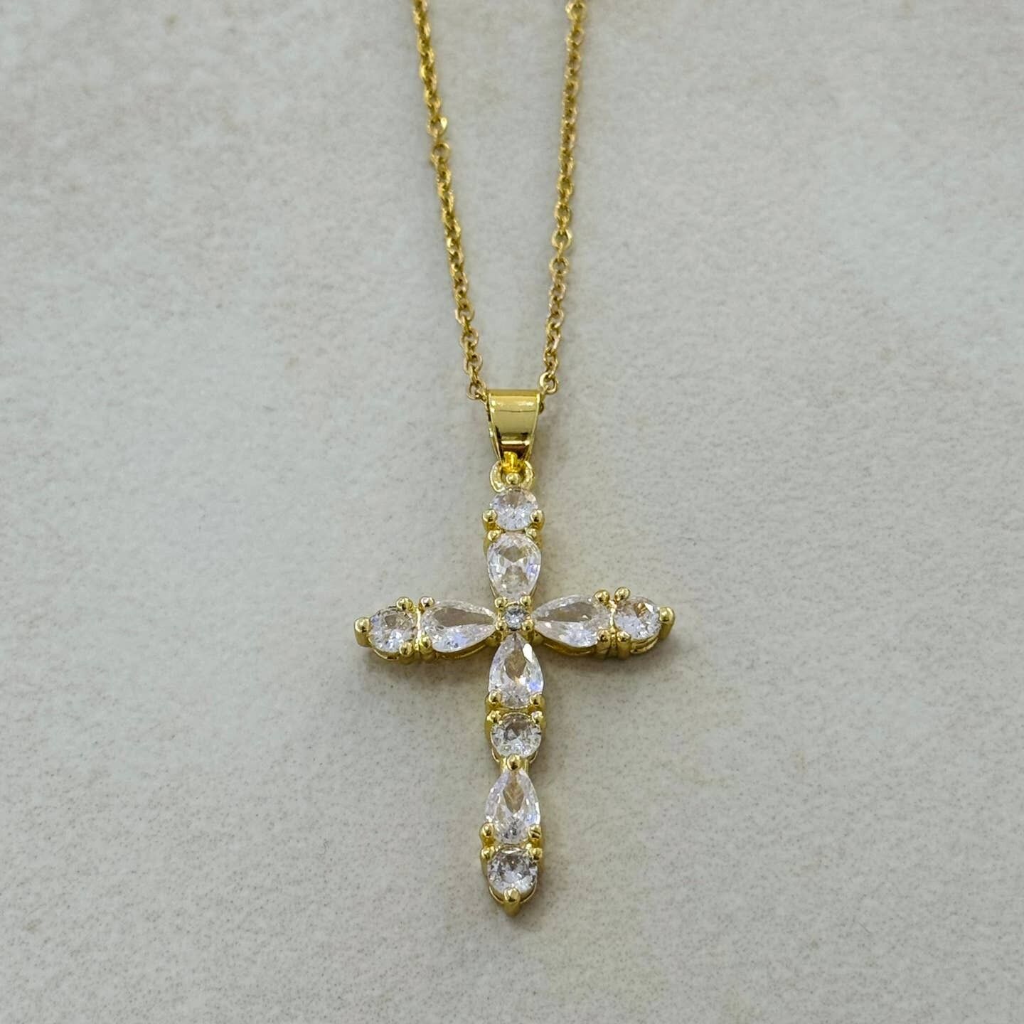 Collana con croce e zirconi bianchi