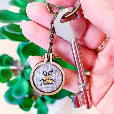 Mini porte-clés abeille avec cerceau à broder