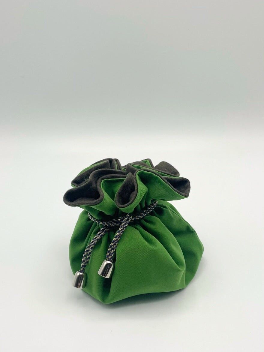 SCHMUCKTASCHE MIT KORDELZUG Lautes Grün/Oliv