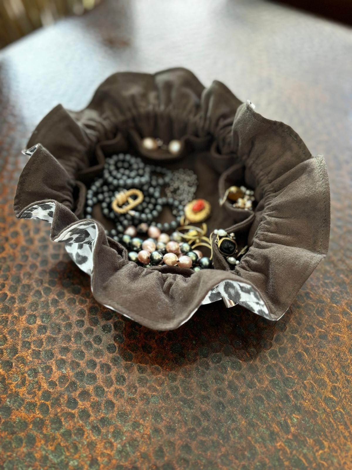 SCHMUCKTASCHE MIT ZUGZUG Leopard/Oliv