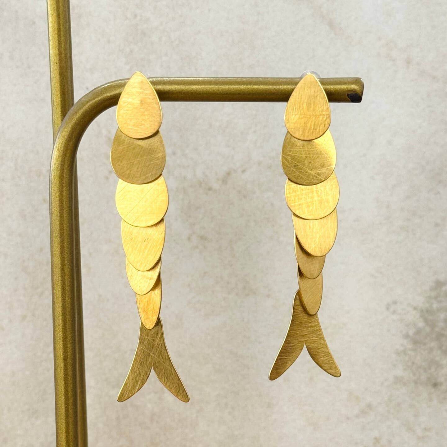 Gebürstete Goldfisch-Ohrringe