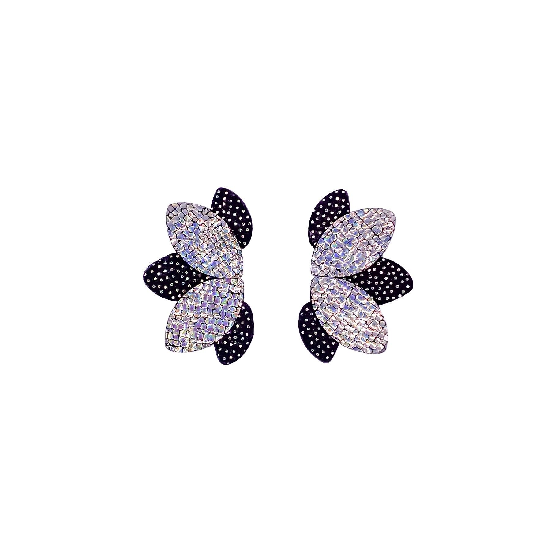 Pendientes de flores en cuero negro y plata holográfica.