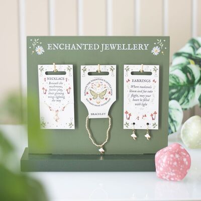 Conjunto de 18 piezas de joyería encantadas en exhibición