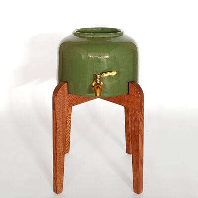 Moderno distributore d'acqua in ceramica con supporto in legno massello: idratazione sostenibile, fatta a mano e senza plastica per casa, studio o ufficio.