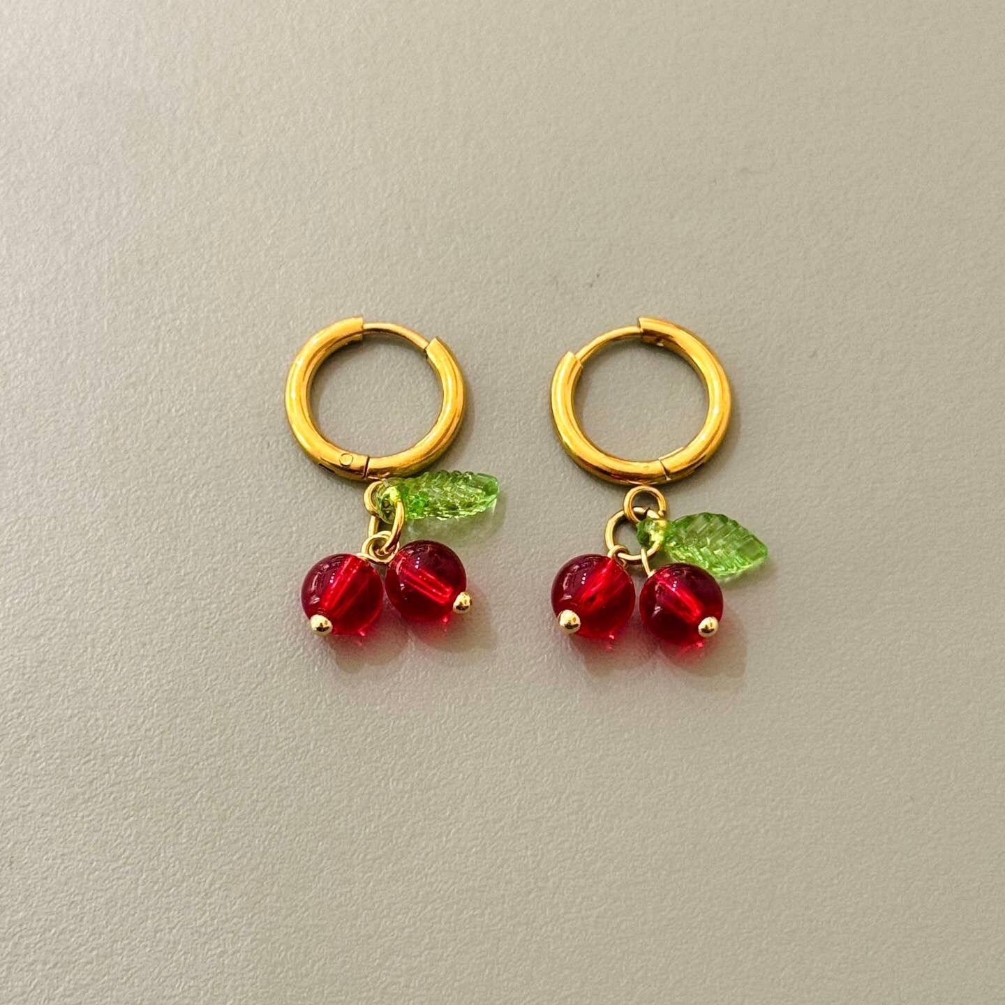 Minimalistische Creolen aus Edelstahl mit Kirschmotiv