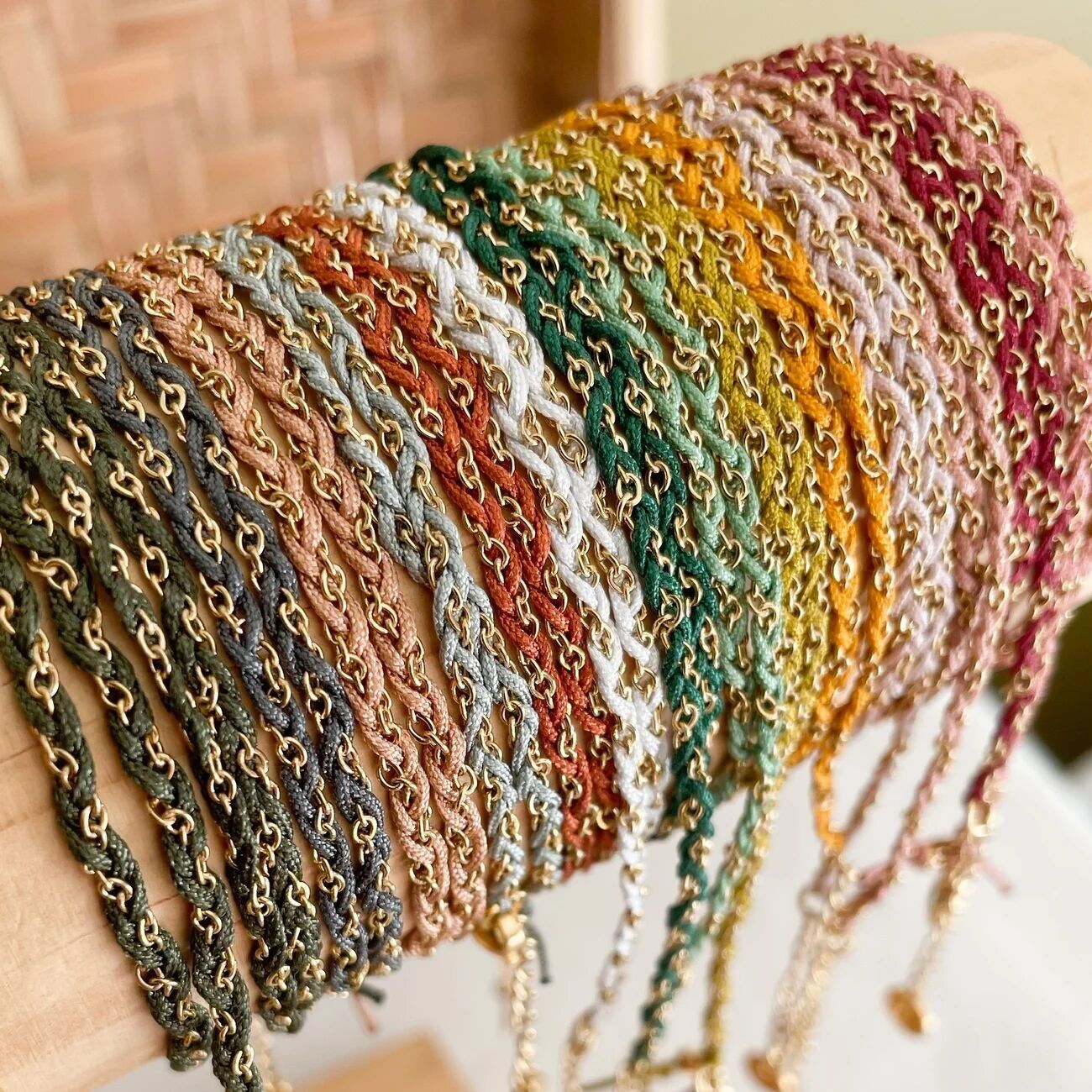 CELESTINO | Bracciale intrecciato a 2 giri con catena in acciaio inossidabile placcato oro e maglie in nylon colorato