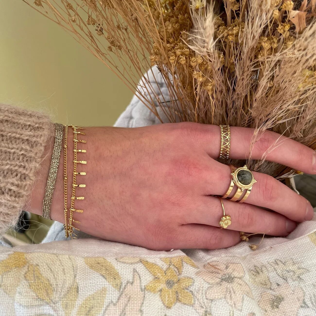 MEDIANOCHE | Pulsera de cordón iridiscente y cadenas de acero inoxidable dorado