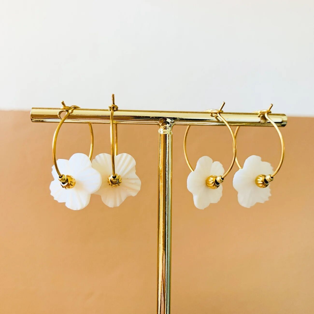 ROMY | Boucles d'oreilles créoles fines acier inoxydable doré & perle fleur en nacre