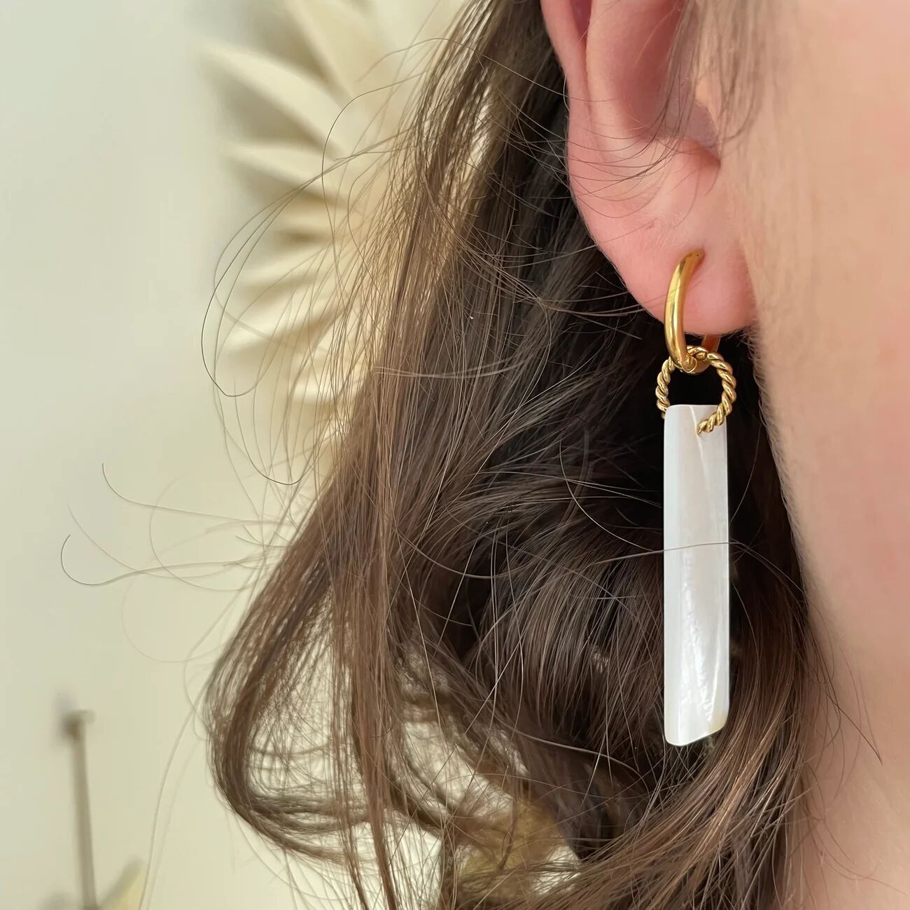 BLANDINA | Piccoli orecchini a cerchio e ciondolo rettangolare in madreperla