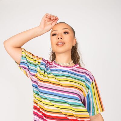 Camiseta de rayas arcoíris