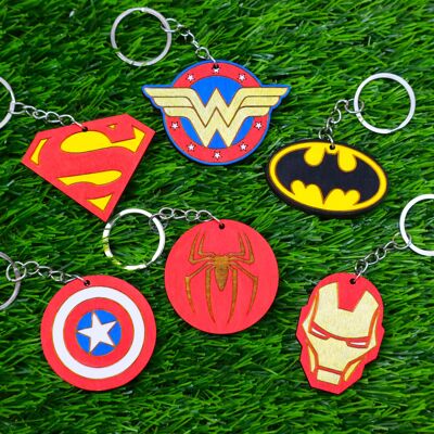 Portachiavi in legno con supereroi – Batman, Superman, Wonder Woman, Spider-Man, Iron Man, Capitan America – Portachiavi con eroe tagliato al laser – Regalo per gli appassionati di fumetti