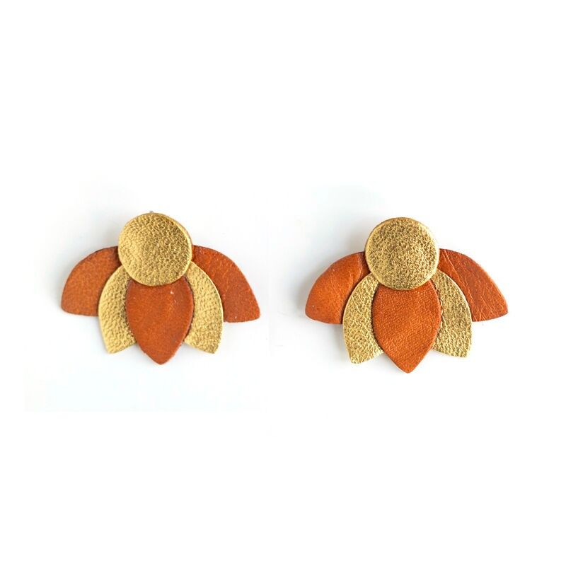Boucles d'oreilles puces Grandes Fleurs de Lotus - marron caramel et doré