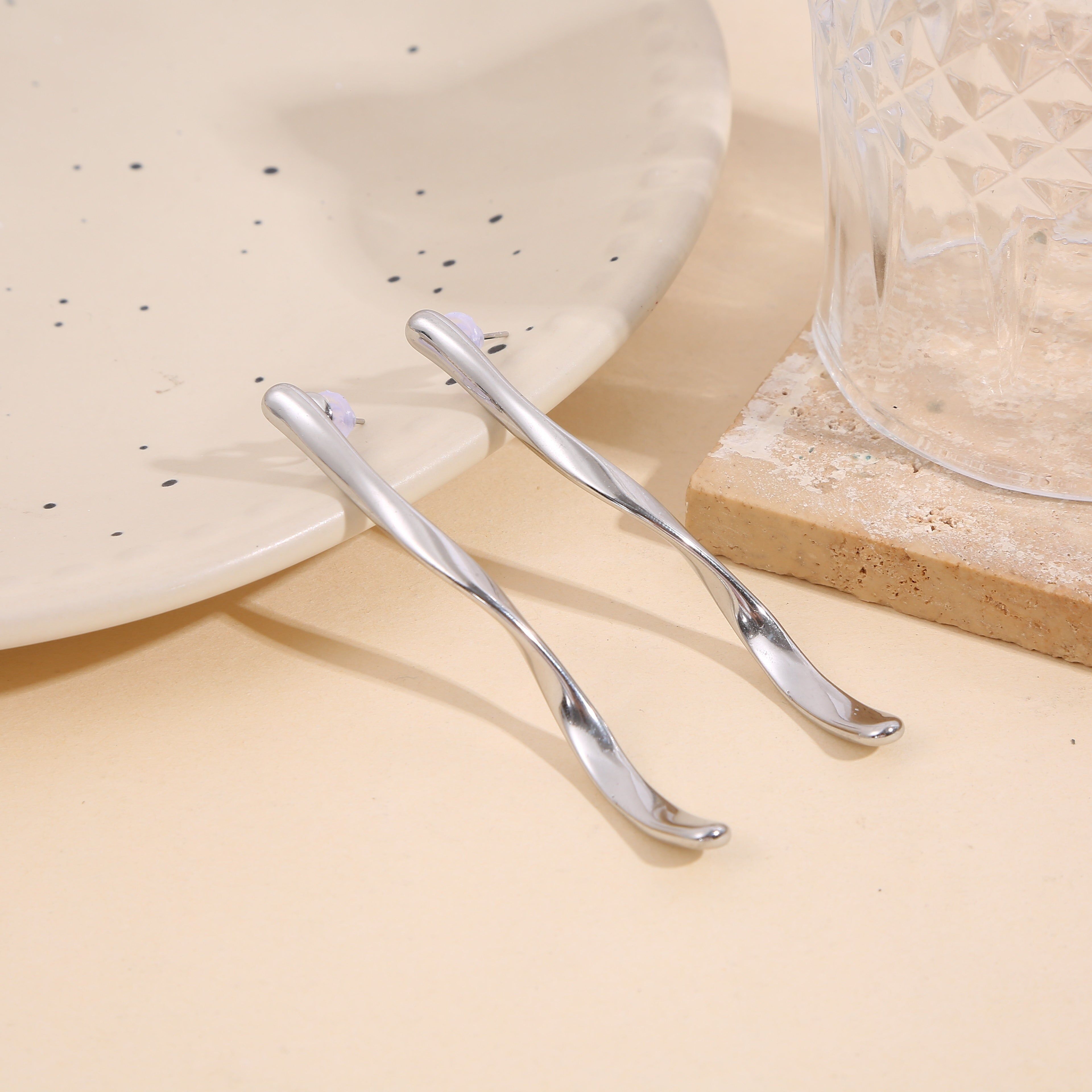 Orecchini lunghi in argento con effetto twist sottile