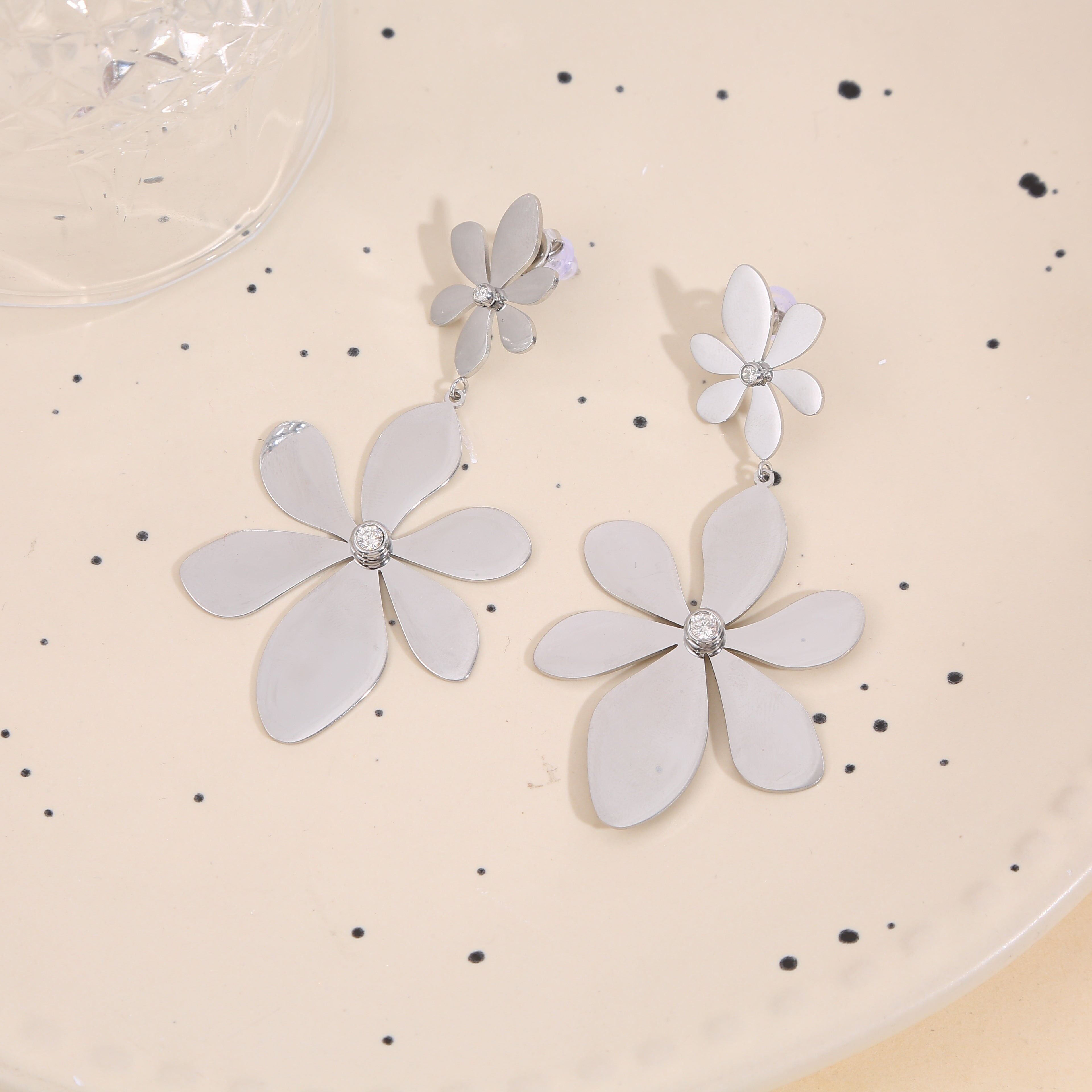 Orecchini pendenti con due petali di fiori in argento e strass