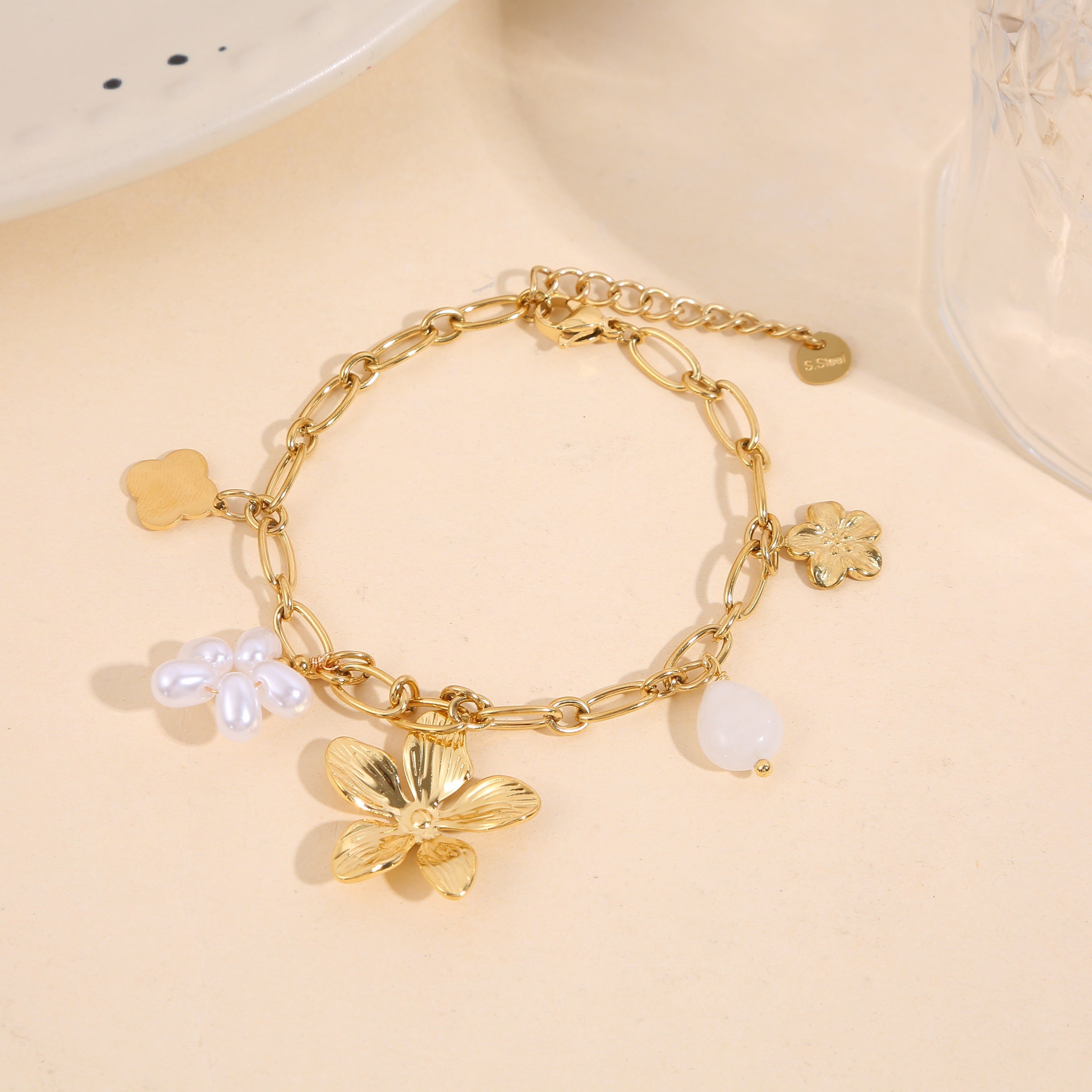 Bracciale a catena in oro con ciondoli a forma di fiore e perle fantasia