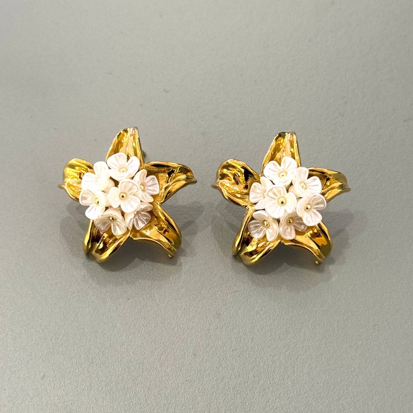 Peven Ohrstecker mit Blumenmuster aus Edelstahl