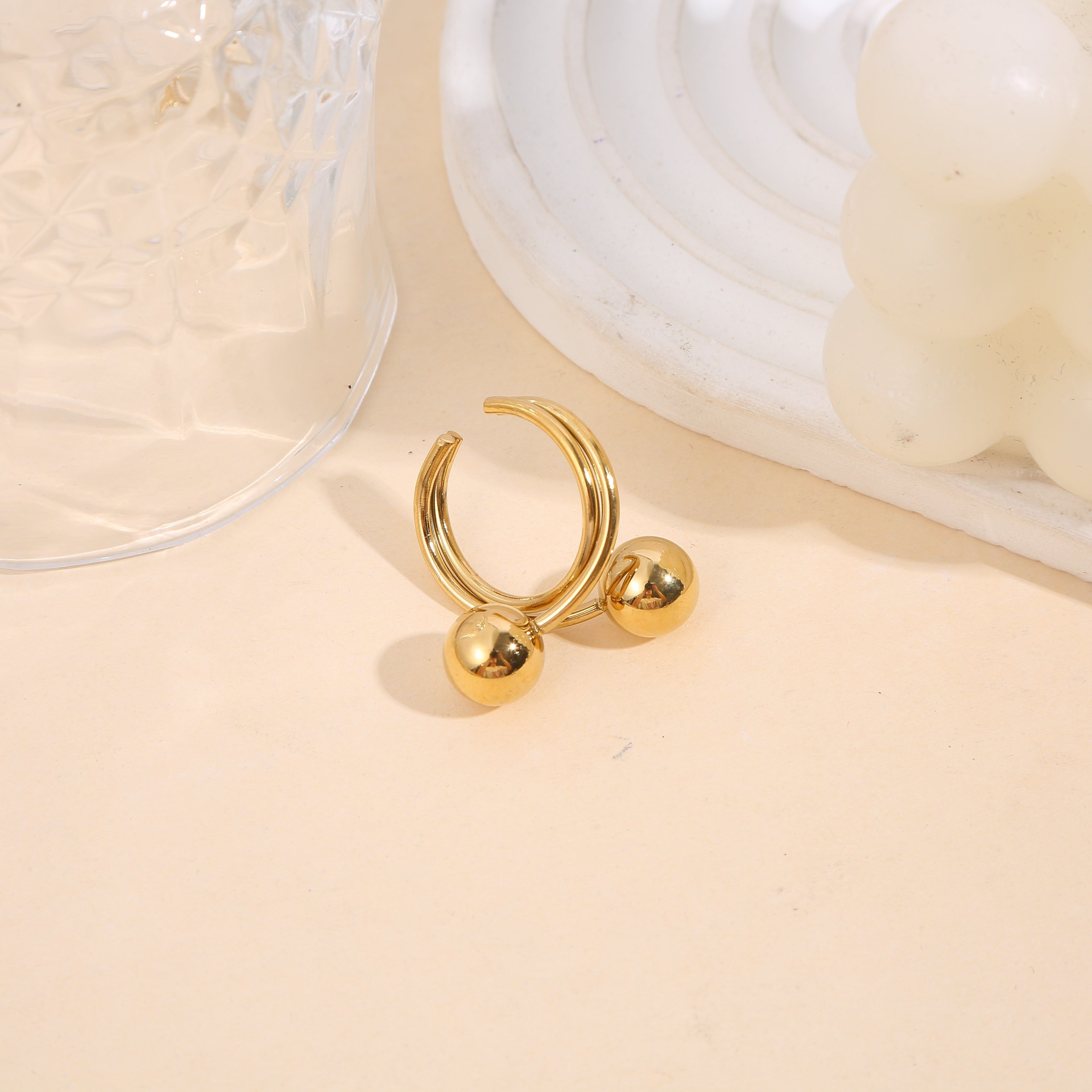 Anello aperto in oro con sfere e palline moderne
