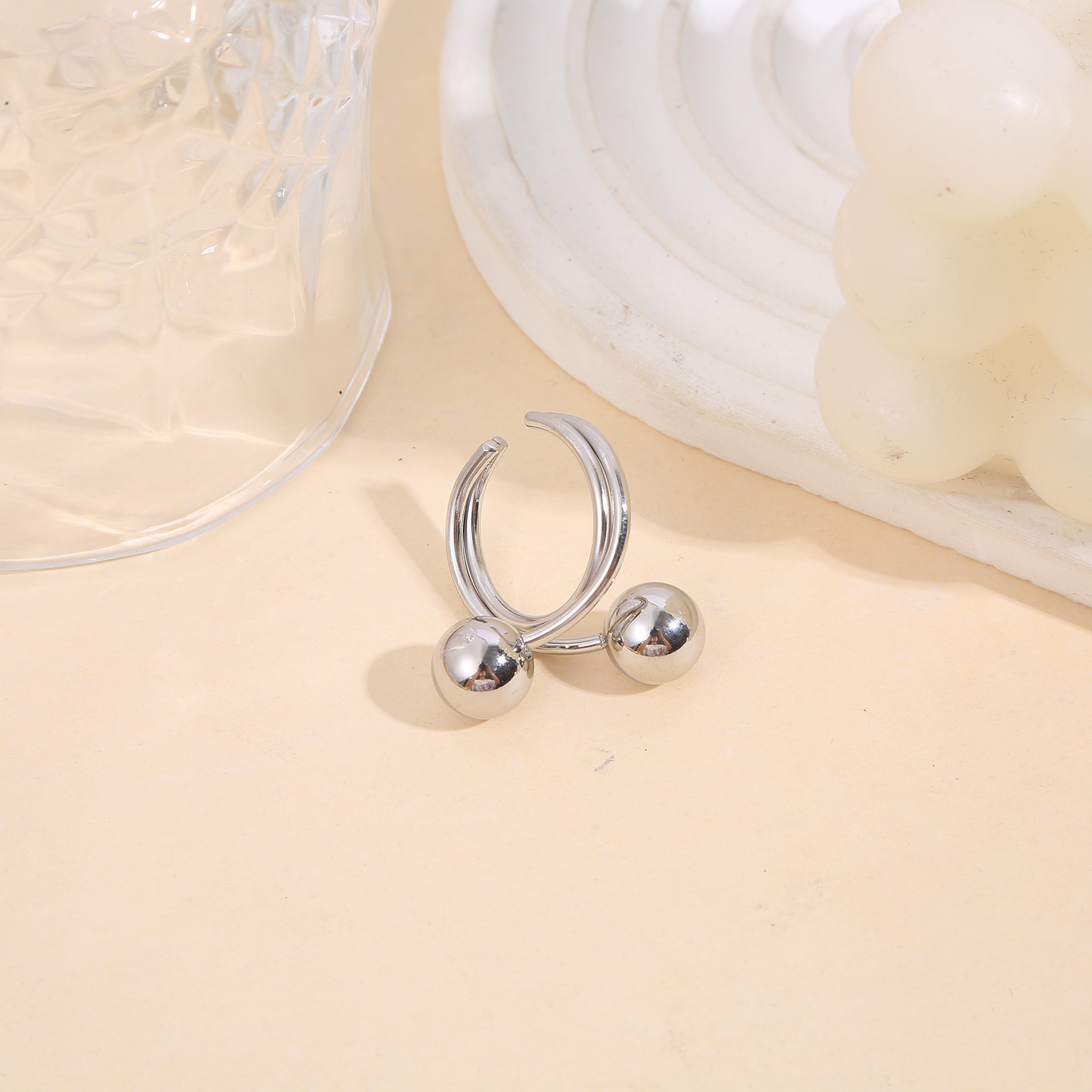 Anello aperto in argento con sfere sferiche moderne