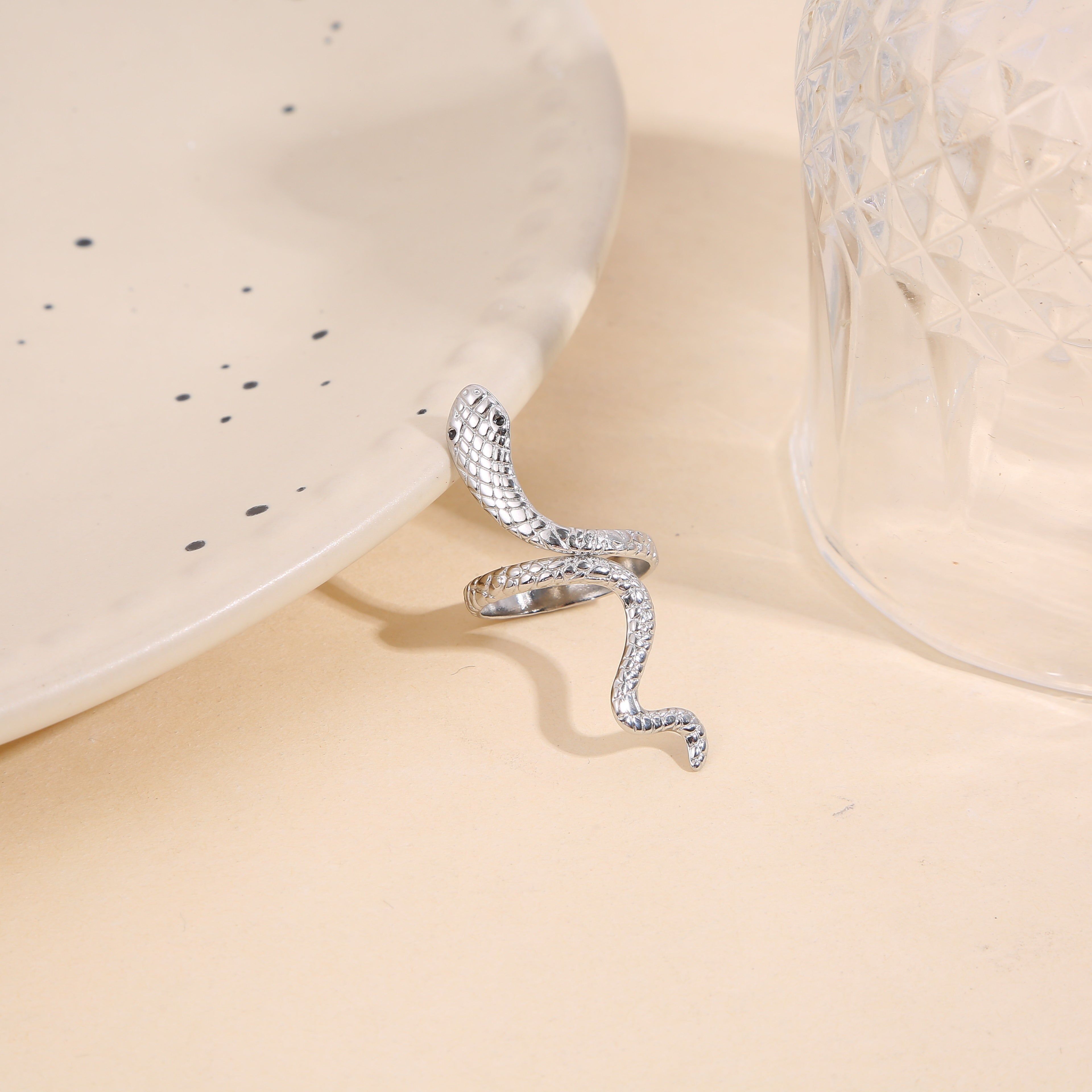 Bague Argentée Ajustable Serpent Enroulé Yeux Noirs