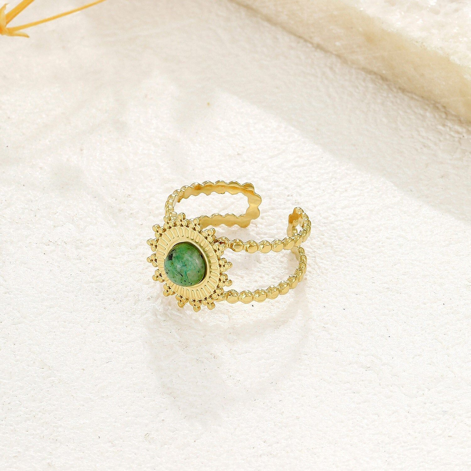 Anello regolabile in oro con motivo solare e pietra turchese africana