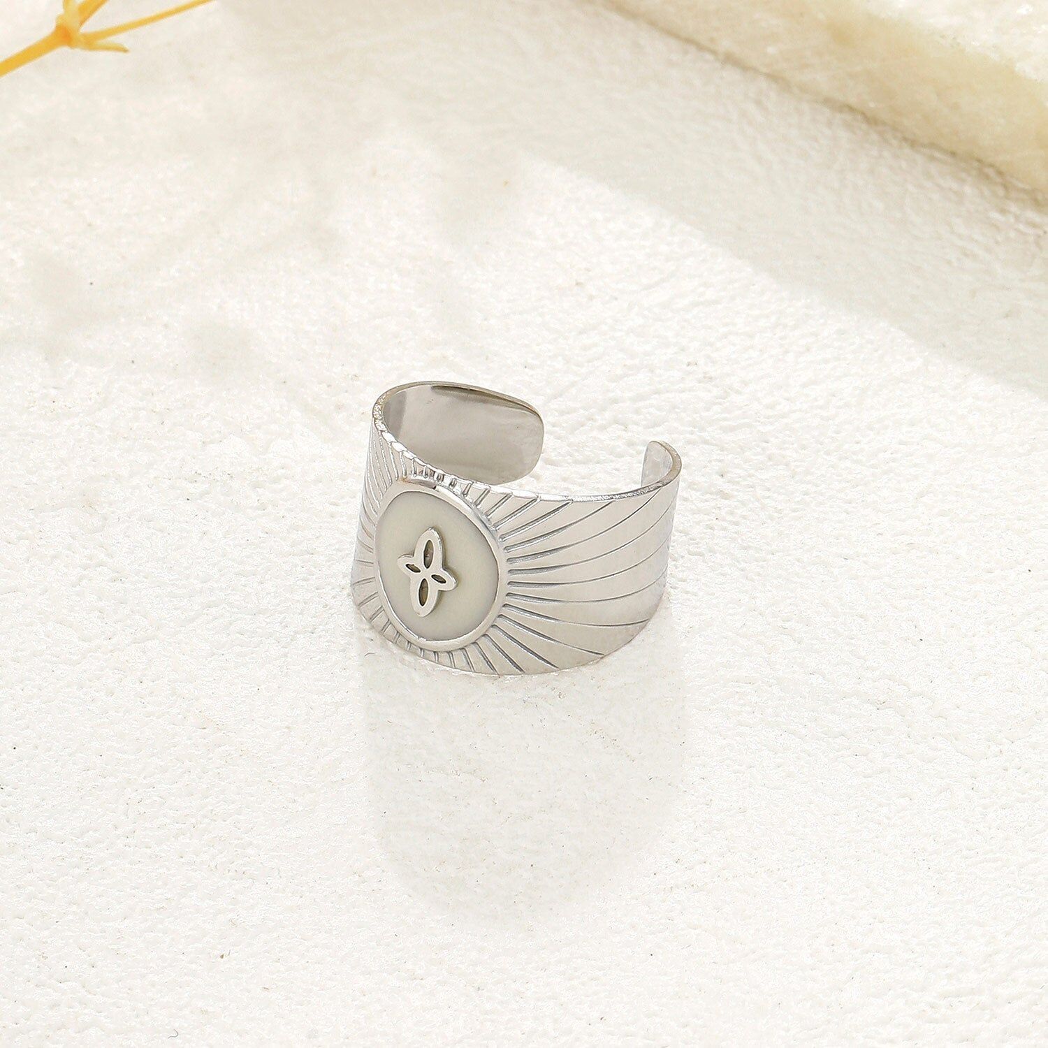 Anello in argento inciso con motivo effetto fiore e sole