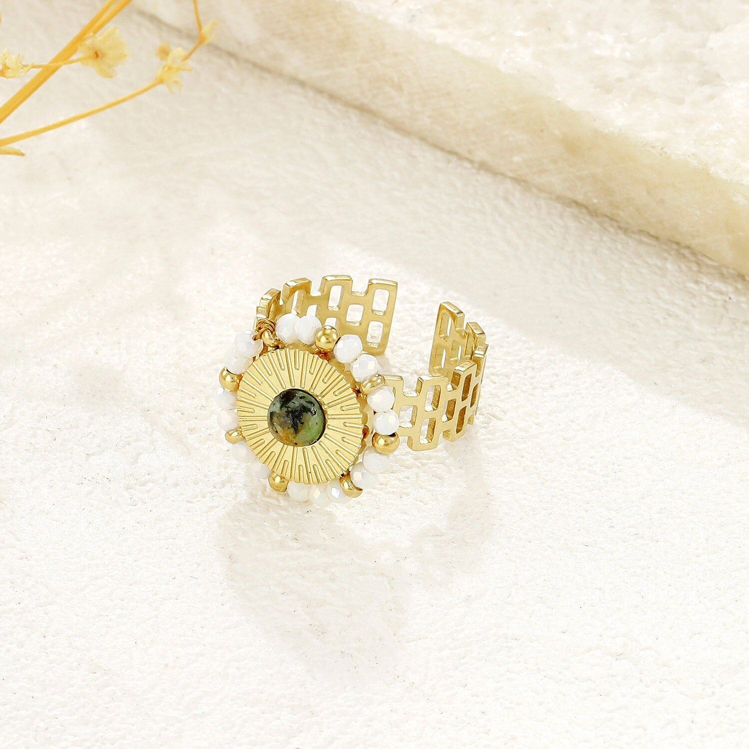 Anello regolabile a forma di sole in oro con pietra turchese africana verde e perle bianche
