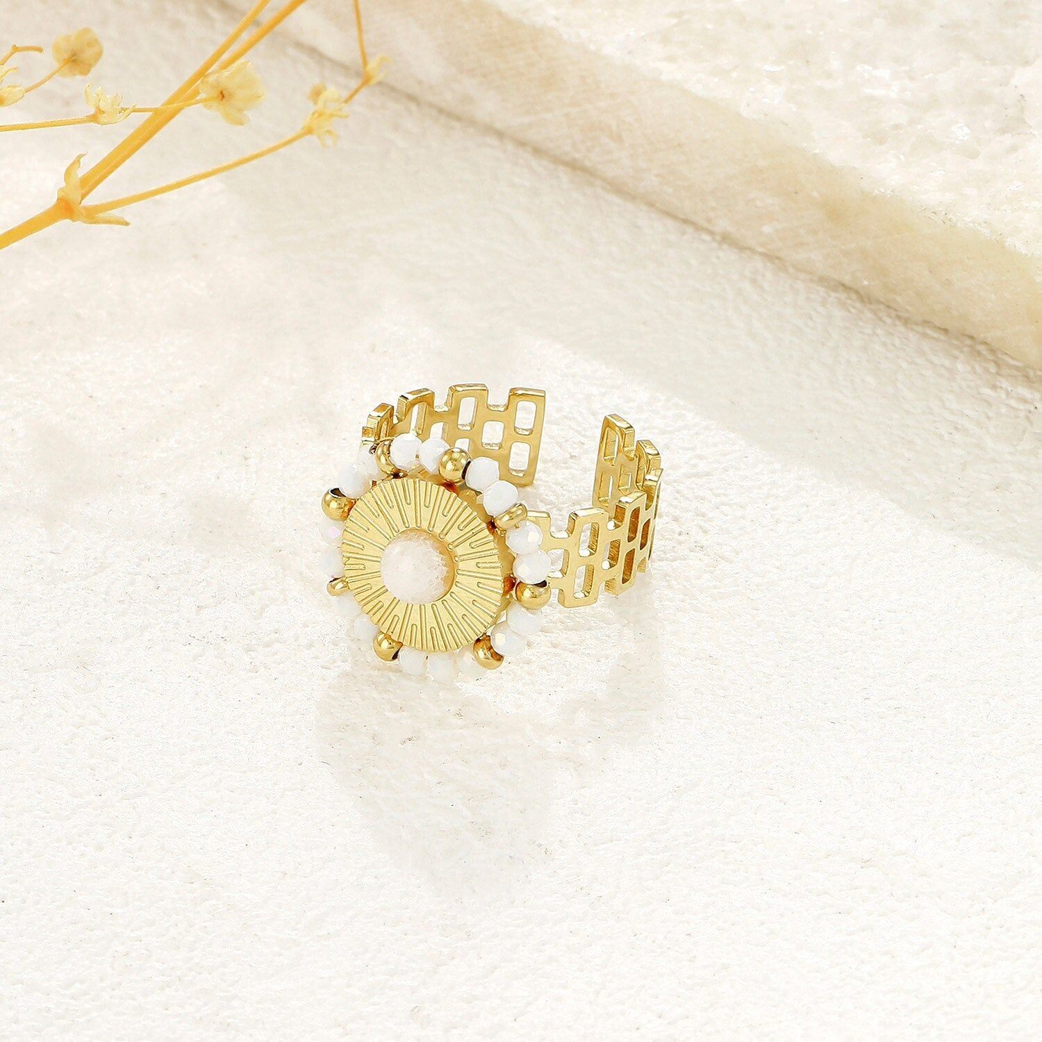 Anello regolabile con sole in oro con pietra bianca e perle bianche