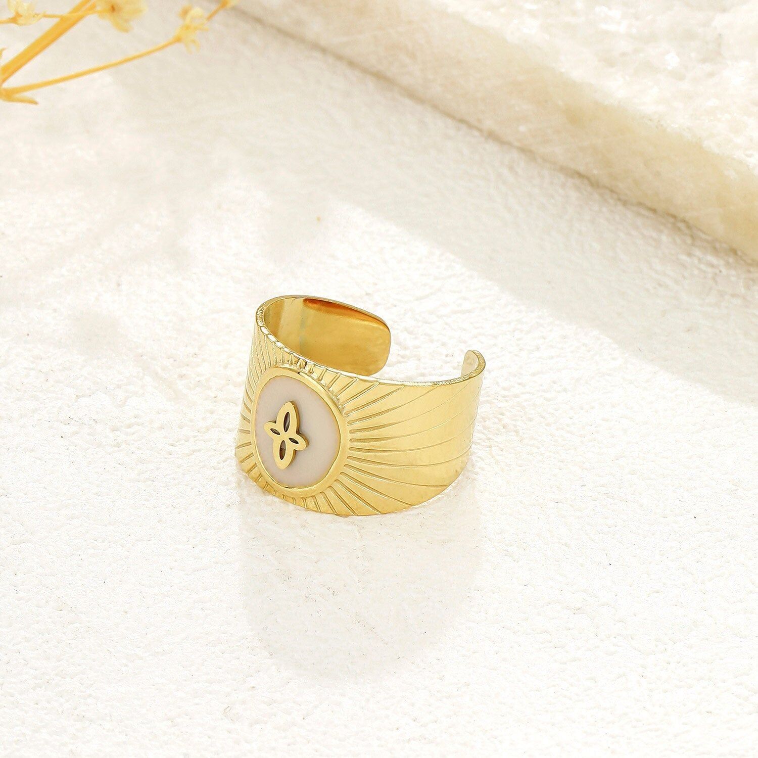 Anello in oro inciso con motivo effetto fiore e sole