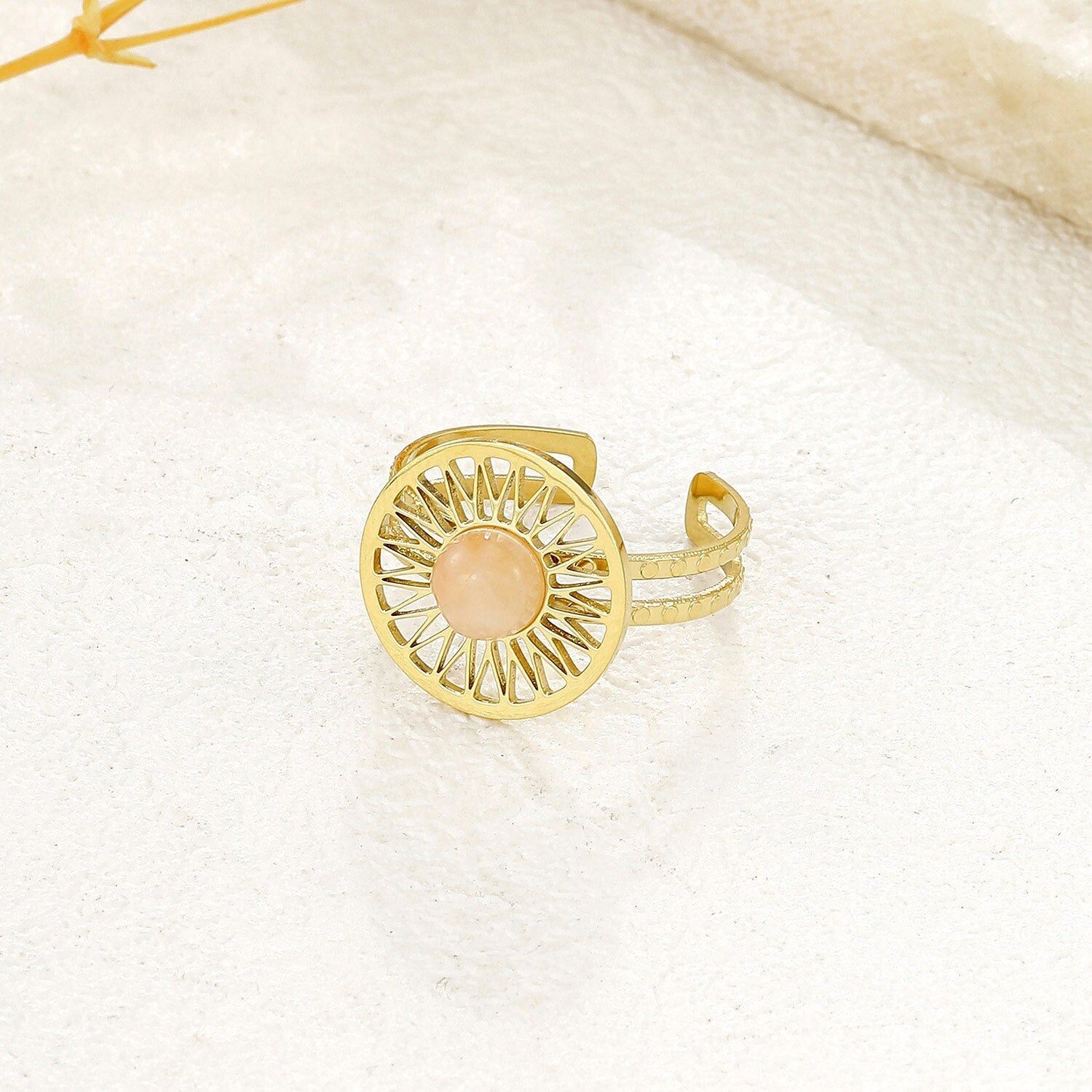 Anello regolabile in oro con cerchio traforato e pietra rosa cipria