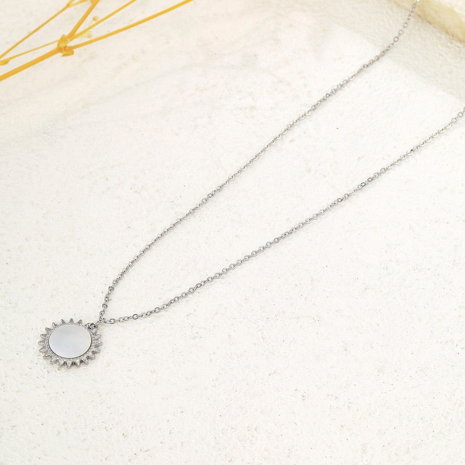 Collana con catena in argento pregiato e ciondolo a forma di sole perlato