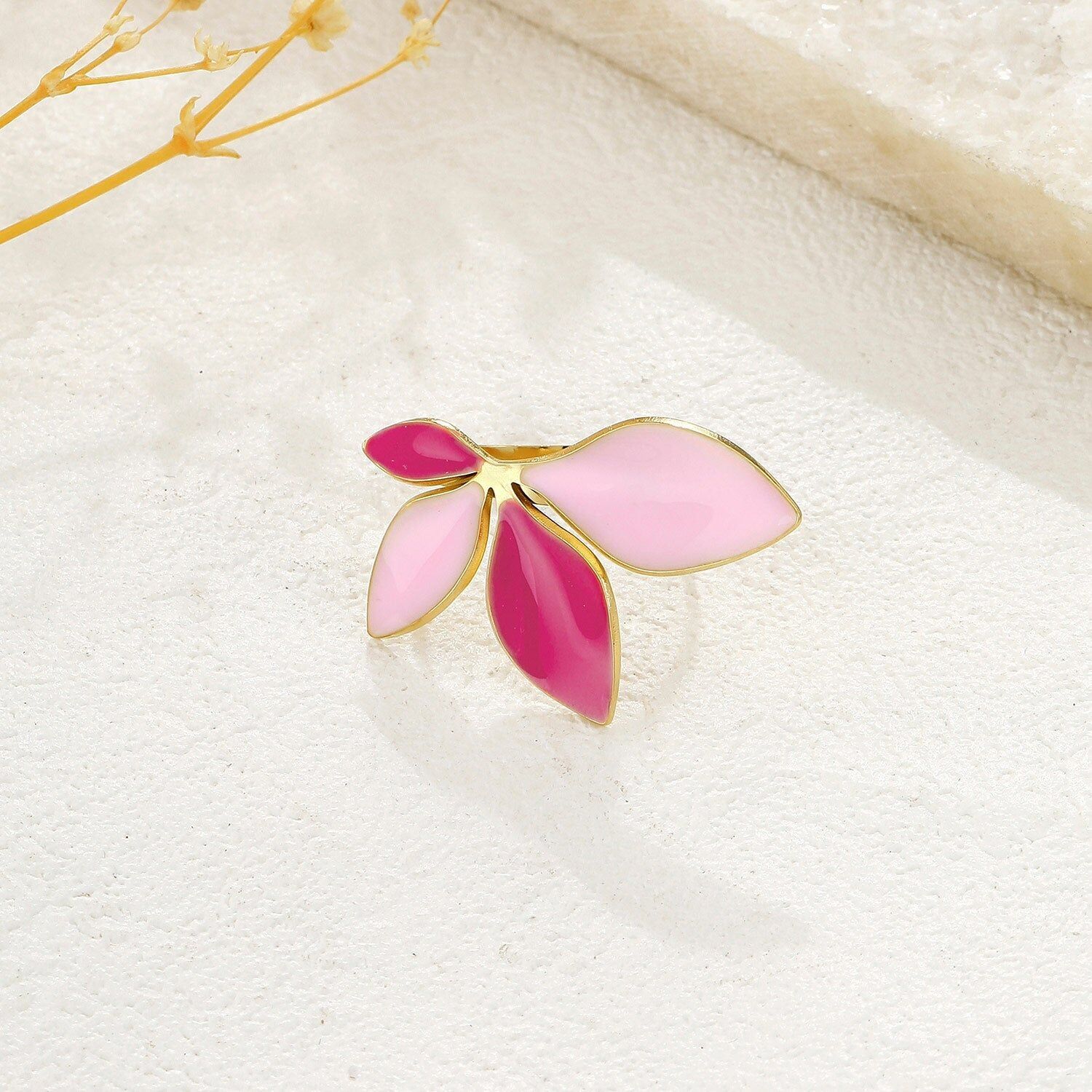 Anello regolabile in oro con motivo a foglie smaltate rosa e fucsia