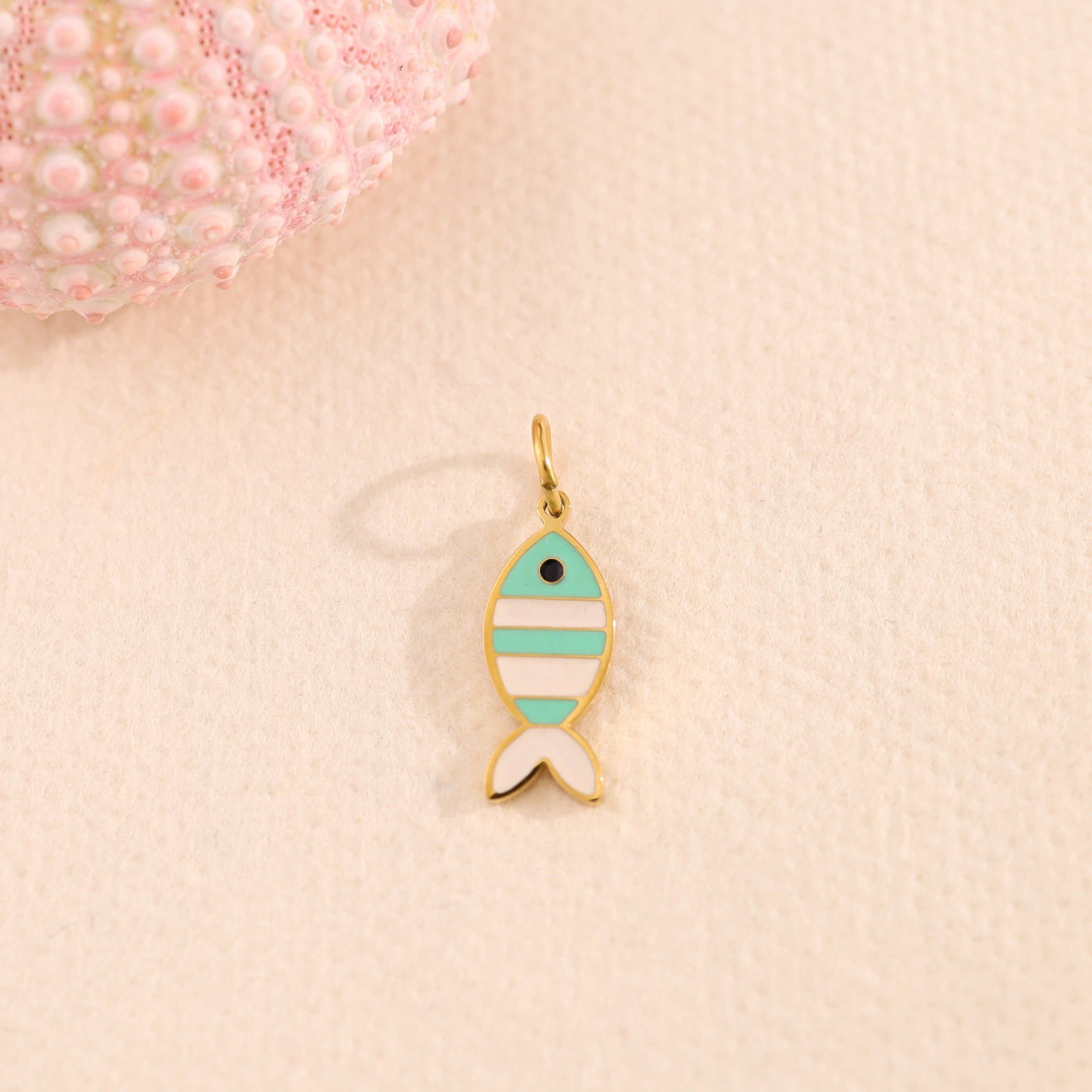 Set di 3 pendenti a forma di pesce a strisce turchesi e bianche con contorno dorato