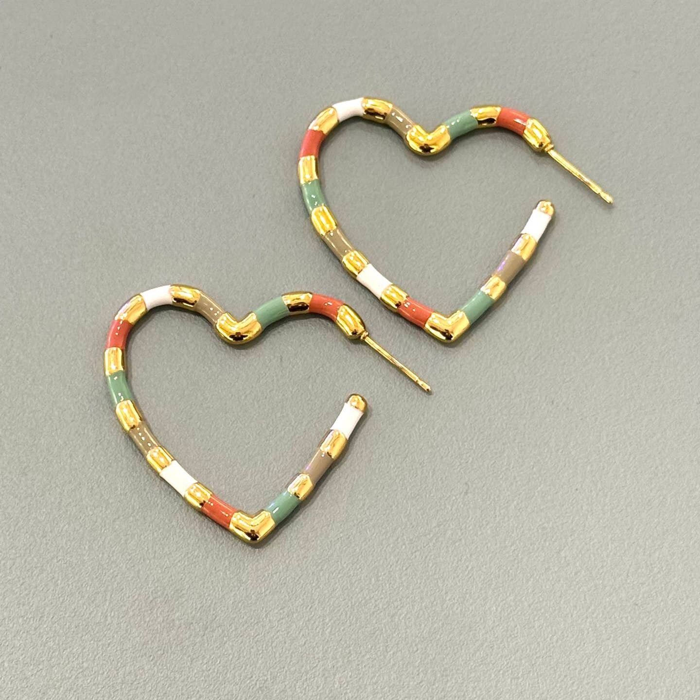 Bunte Emaille-Herzohrringe