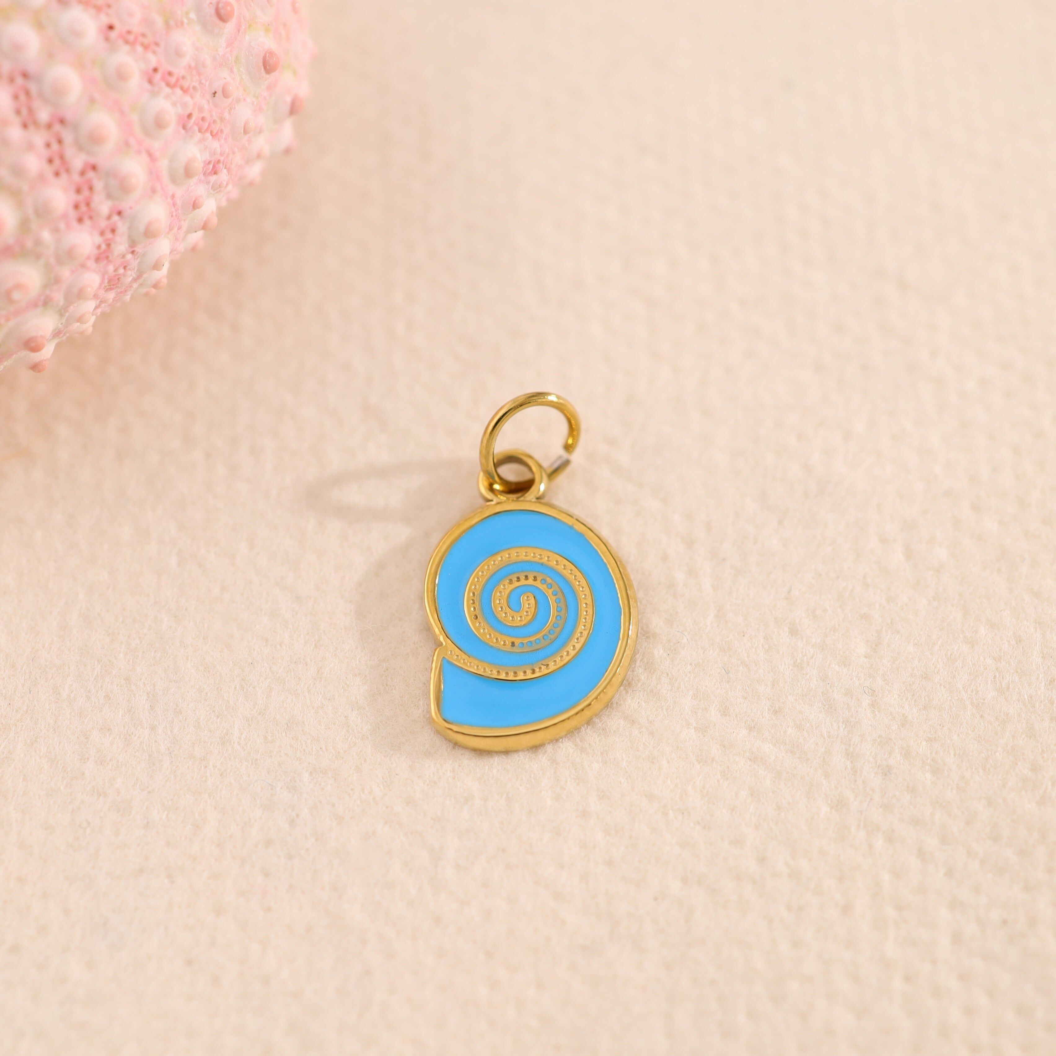 Set di 3 pendenti a forma di conchiglia a spirale smaltati in oro e blu