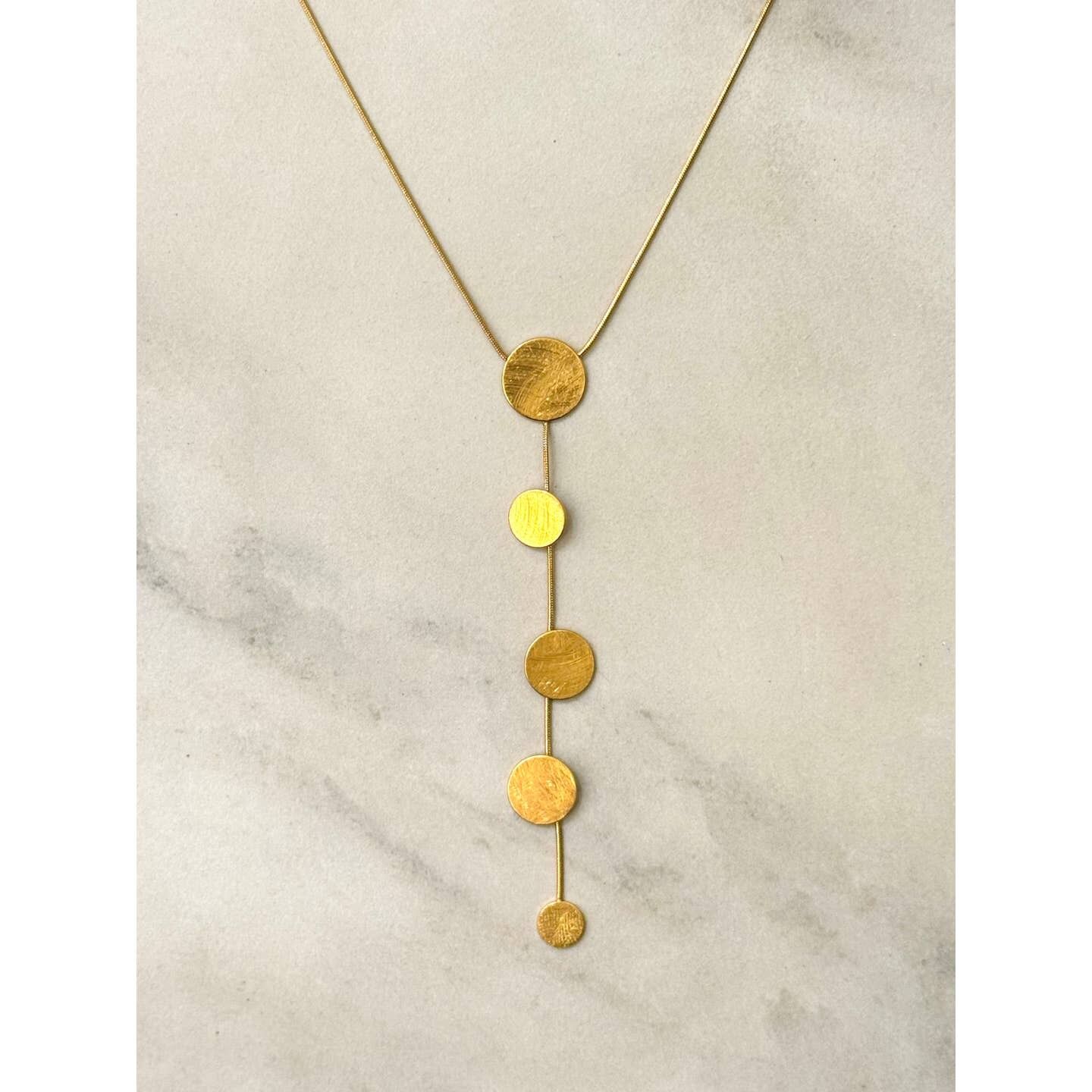 Tamara – Lange, geometrische Halskette aus gebürstetem Gold