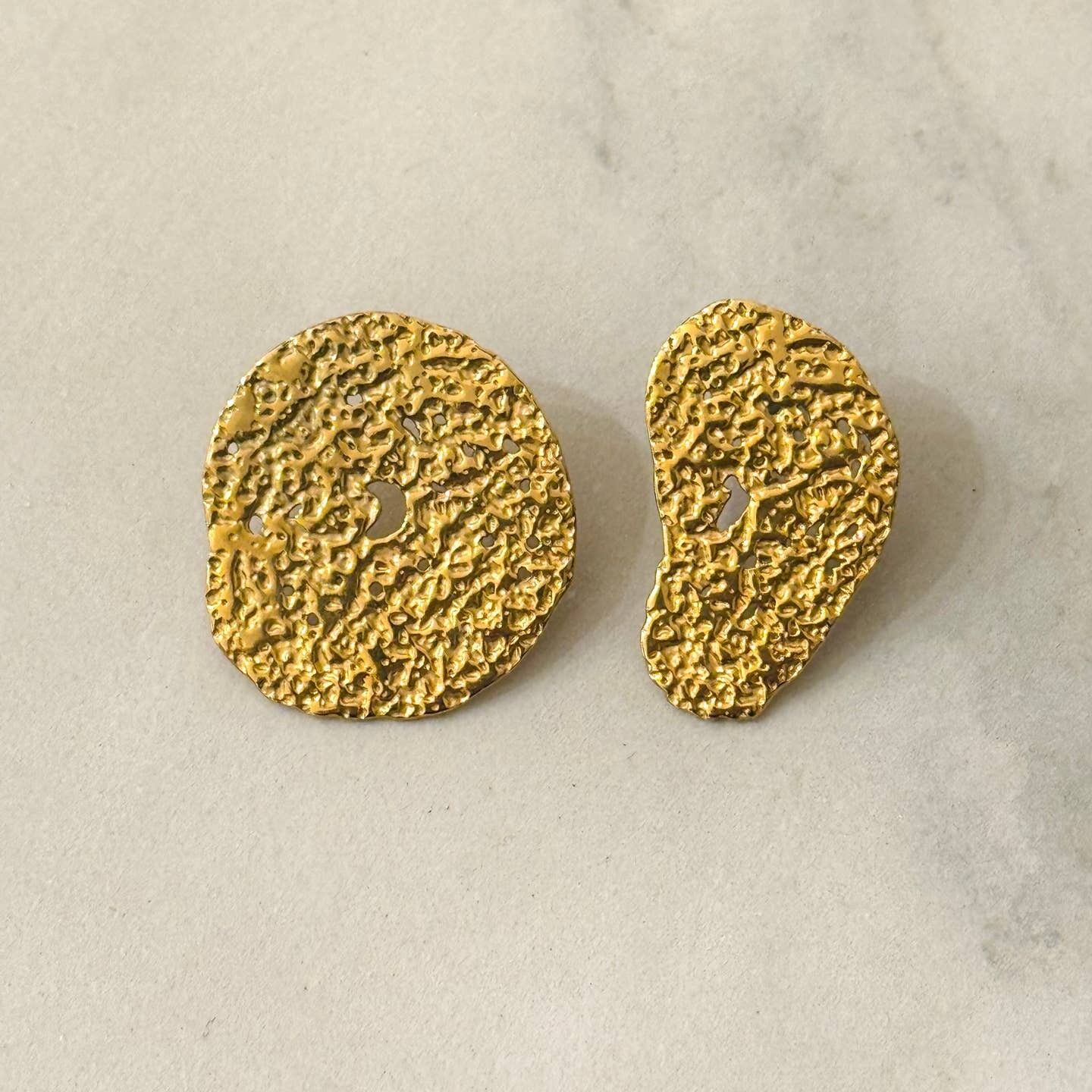 Asymmetrische Ohrstecker aus Edelstahl