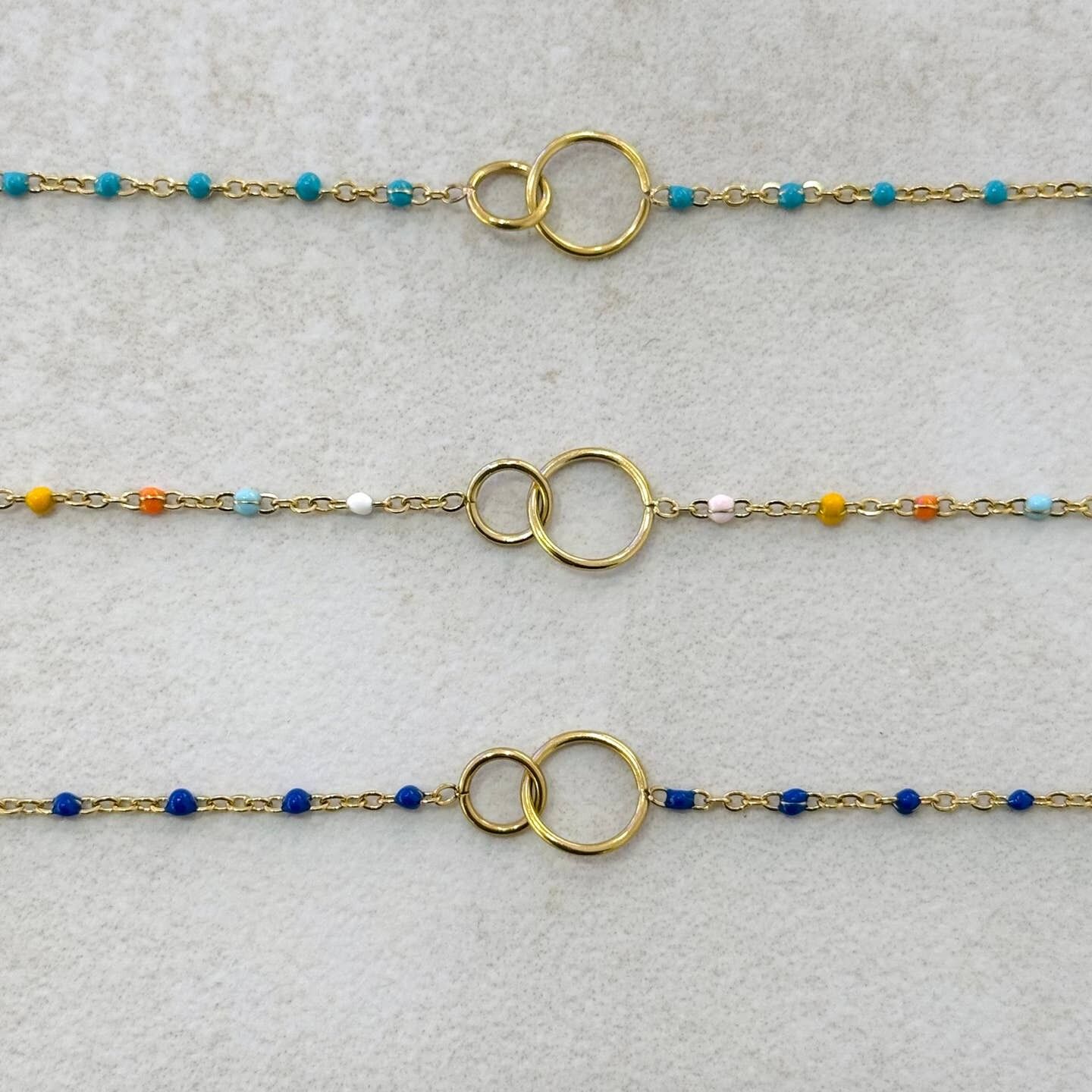 Minimalistisches geometrisches Armband mit Emailleperlen