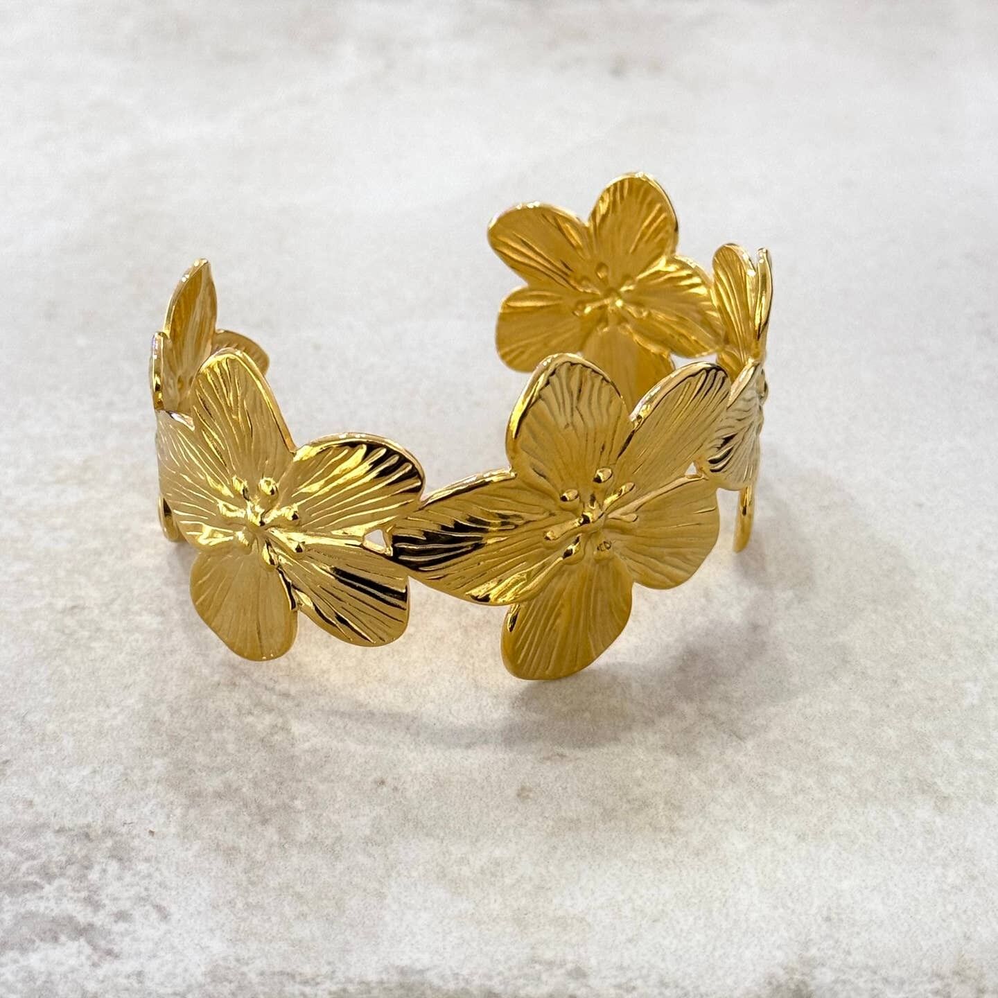 Armreif aus Edelstahl mit Blumenmuster