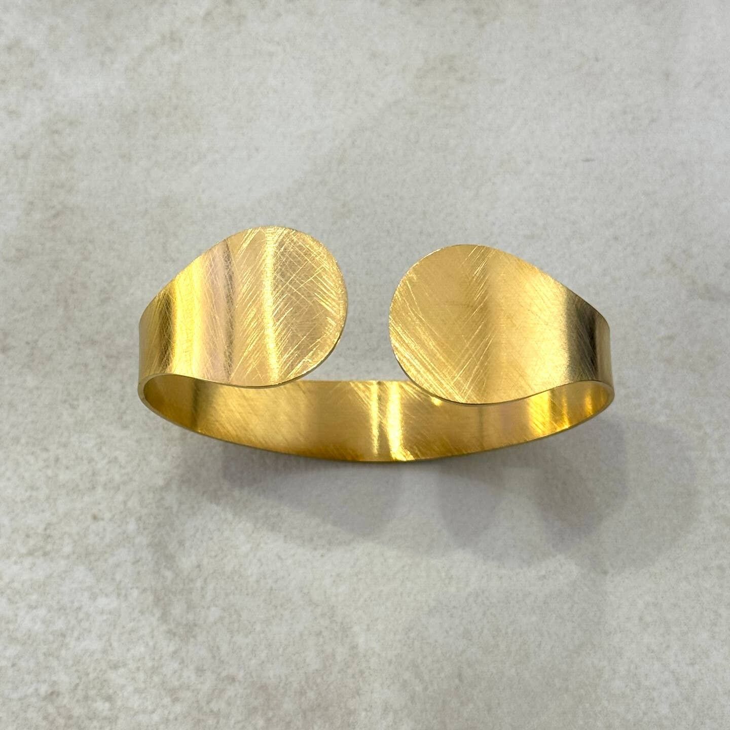 Armreif Janina aus gebürstetem, goldenem Edelstahl