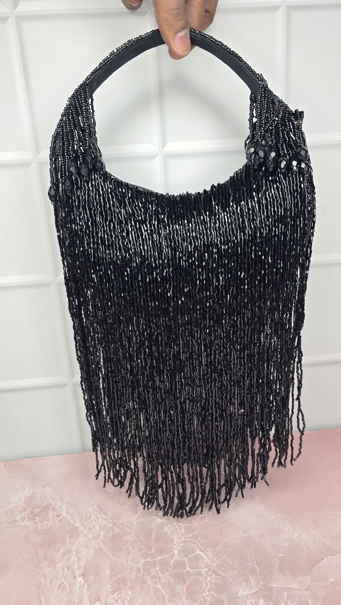 Schwarze Tasche mit Fransen und Rillengriff