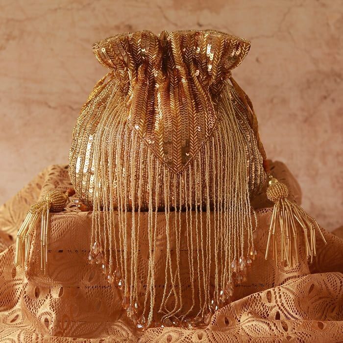 Bonbonschachtel mit goldener Glocke und Fransen