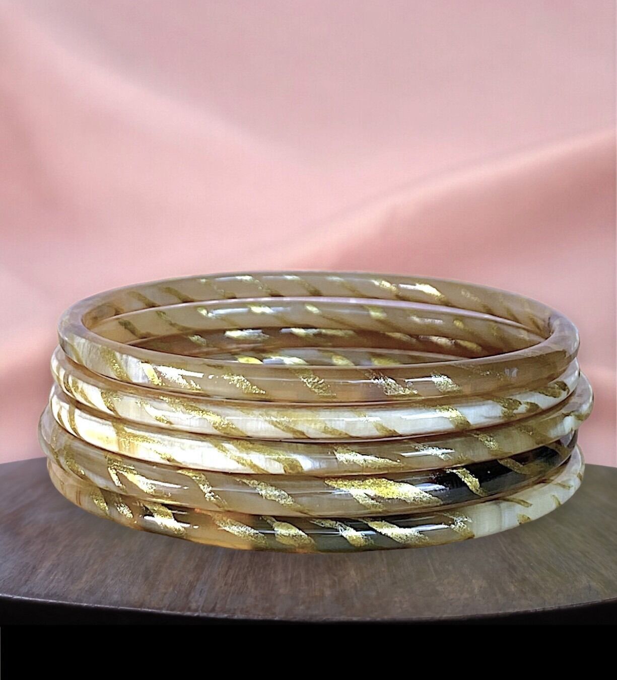 Armreif aus recyceltem Horn, 4 mm, Zebramuster, Gold 01