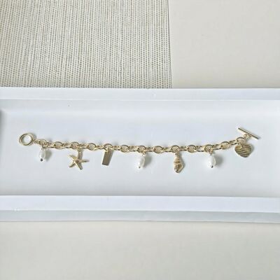 Pulsera con dijes de concha de playa y perla