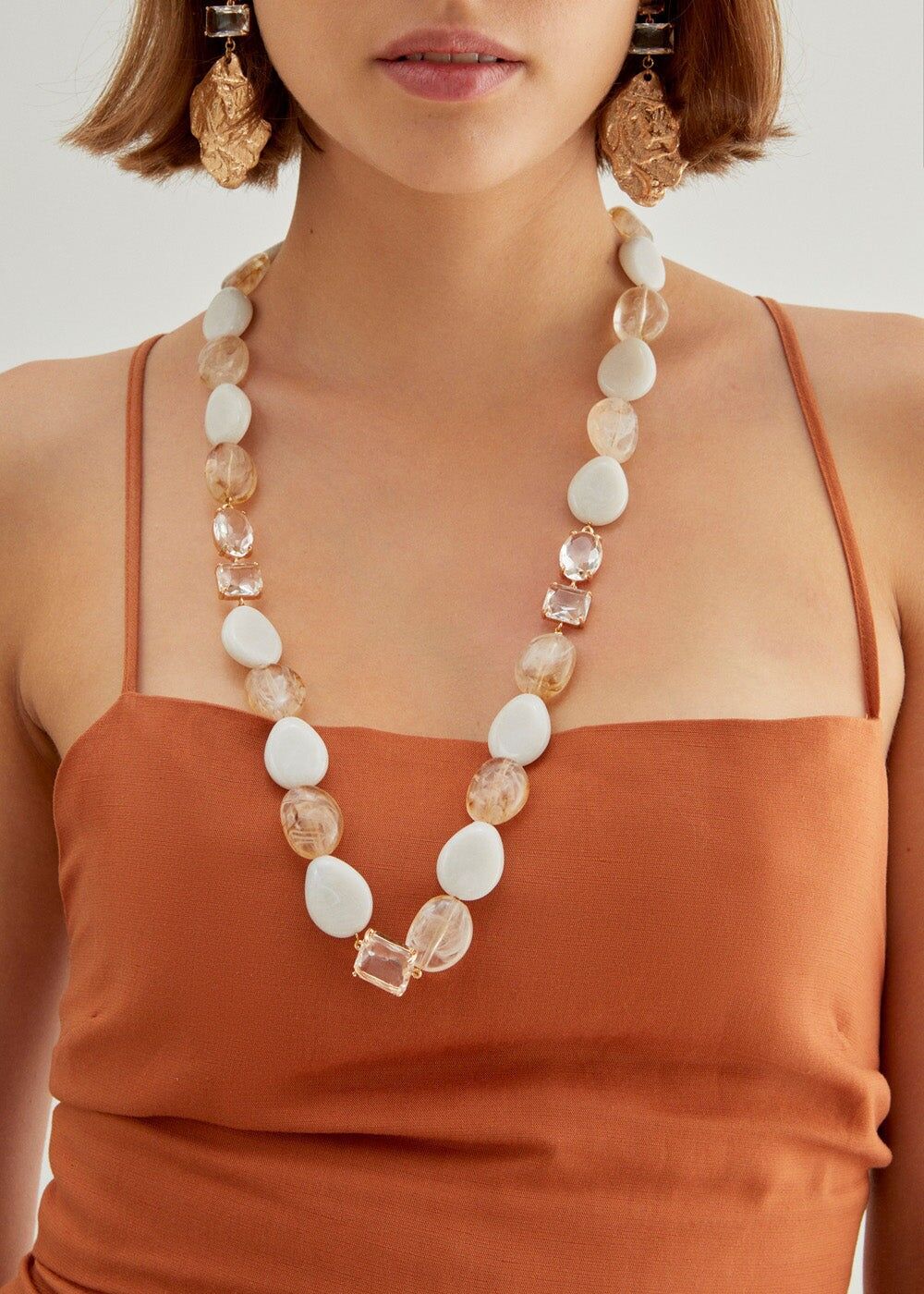 LANGE HALSKETTE „VENICE“ AUS BEIGE/WEISSEM HARZ