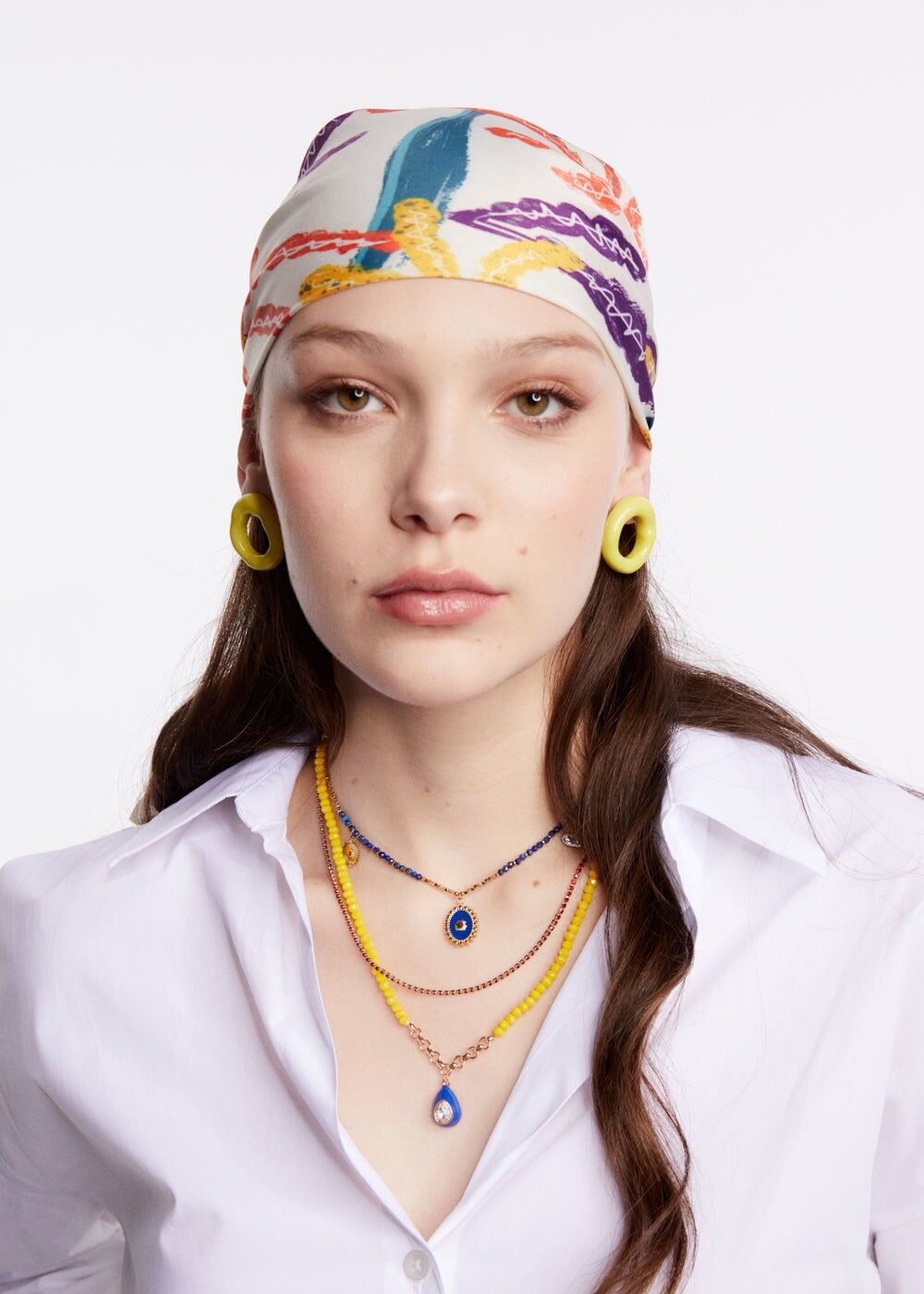 WEISSER SCHAL MIT MEHRFARBIGEN BLUMEN