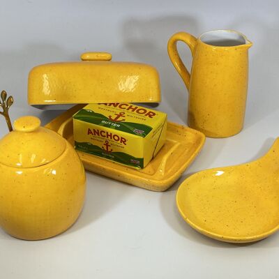 Butterdose, Zuckerdose, Löffelablage und Milchkännchen-Set - Gelb gesprenkelt