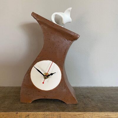 Reloj de cerámica para estante, repisa, mesa o escritorio.