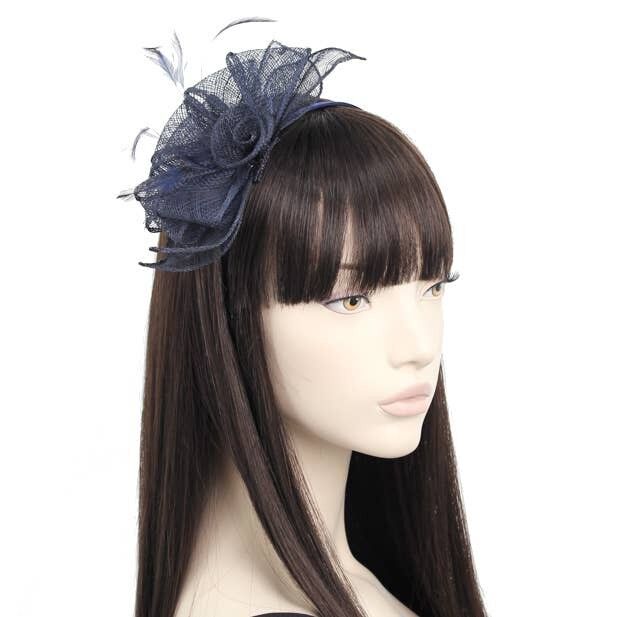 Stile Verity. Fascinator di Sinamay su un aliceband